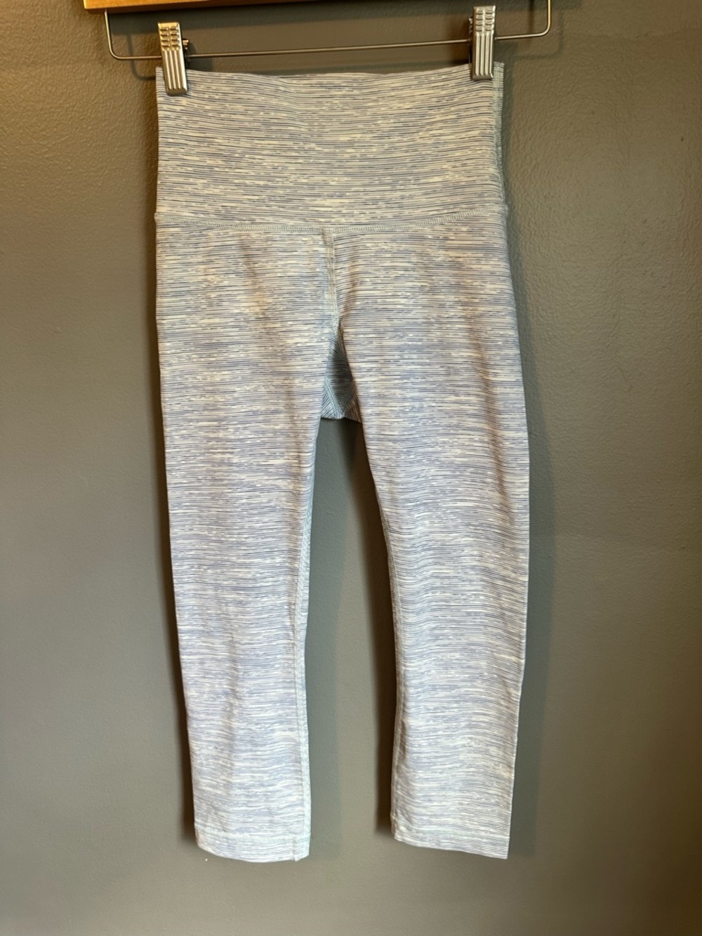 Lululemon Women’s Heathered Light Blue Capri Leggings - Size 4